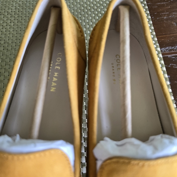 Cole Haan Yellow Gold Moccasin Flats. Used in good condition - Picture 5 of 11